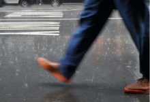 你在雨中应该行走还是跑步